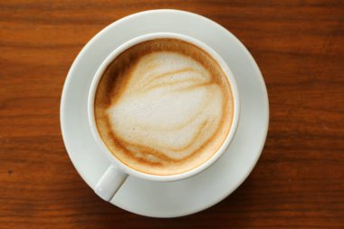 Masanın üzerinde bir fincan kahve. 