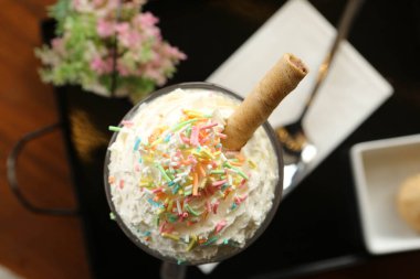 Sütlü buzlu kahve. Buzlu kahve. Elinde bir bardak buzlu kahve tutan kadın..