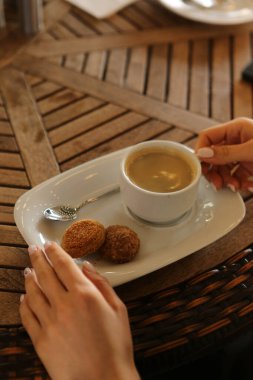 Masanın üzerinde bir fincan kahve. 