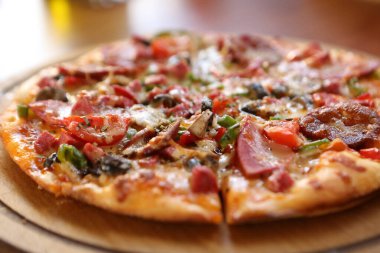 Lezzetli karışık İtalyan pizzası.