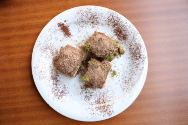 Geleneksel hindistancevizli tatlı baklavası. Ev yapımı fındıklı ve ballı baklava..