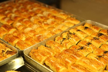 Fırın grubu, taze simit (simit, gevrek), vitrinde ekmek ve pasta