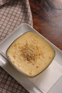 Geleneksel Türk sütlü pudingi.