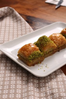Geleneksel hindistancevizli tatlı baklavası. Ev yapımı fındıklı ve ballı baklava..