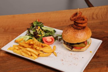 Taze sebzeli ev yapımı hamburger.