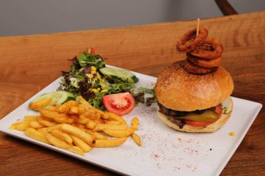 Taze sebzeli ev yapımı hamburger.