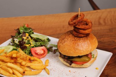 Taze sebzeli ev yapımı hamburger.