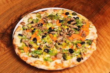 Lezzetli karışık İtalyan pizzası.