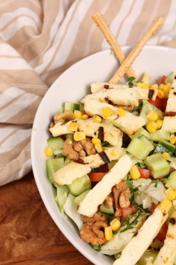 Taze salata tabağı ile karışık yeşillik