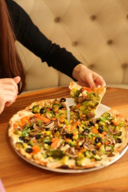 Lezzetli karışık İtalyan pizzası.