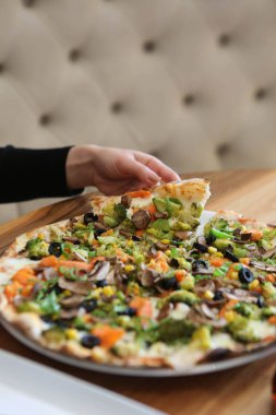 Lezzetli karışık İtalyan pizzası.