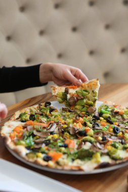 Lezzetli karışık İtalyan pizzası.