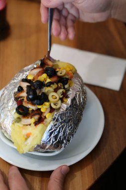 Peynir, sosis, zeytin, biber ve Mısır ile pişmiş kumpir patates dolması