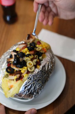 Peynir, sosis, zeytin, biber ve Mısır ile pişmiş kumpir patates dolması