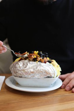 Peynir, sosis, zeytin, biber ve Mısır ile pişmiş kumpir patates dolması