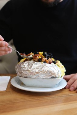 Peynir, sosis, zeytin, biber ve Mısır ile pişmiş kumpir patates dolması