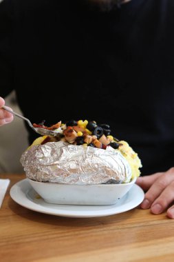 Peynir, sosis, zeytin, biber ve Mısır ile pişmiş kumpir patates dolması