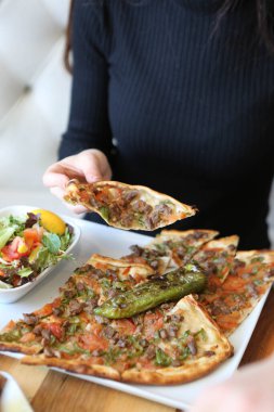 Geleneksel Türkçe fırında pide. Türk pizzası, Orta Doğu aperatifleri. Türk mutfağı. Et ile doldurulmuş çam