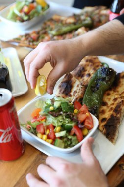 Geleneksel Türkçe fırında pide. Türk pizzası, Orta Doğu aperatifleri. Türk mutfağı. Et ile doldurulmuş çam