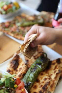 Geleneksel Türkçe fırında pide. Türk pizzası, Orta Doğu aperatifleri. Türk mutfağı. Et ile doldurulmuş çam