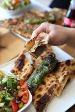 Geleneksel Türkçe fırında pide. Türk pizzası, Orta Doğu aperatifleri. Türk mutfağı. Et ile doldurulmuş çam