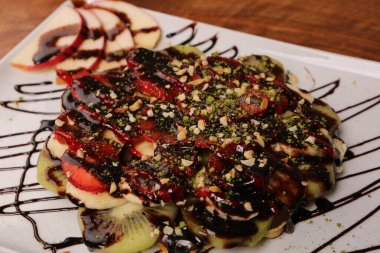 Çikolata soslu lezzetli waffle. 