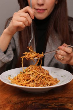 Lezzetli soslu lezzetli klasik İtalyan makarnası..