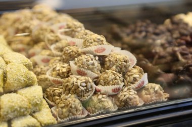 Bir grup çeşit kurabiye. Çikolata parçacıklı, yulaflı, kuru üzümlü, beyaz çikolatalı.