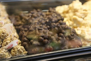 Bir grup çeşit kurabiye. Çikolata parçacıklı, yulaflı, kuru üzümlü, beyaz çikolatalı.