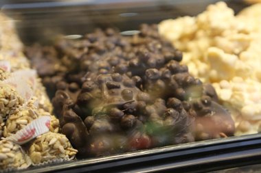 Bir grup çeşit kurabiye. Çikolata parçacıklı, yulaflı, kuru üzümlü, beyaz çikolatalı.