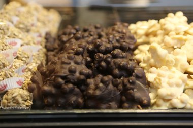 Bir grup çeşit kurabiye. Çikolata parçacıklı, yulaflı, kuru üzümlü, beyaz çikolatalı.