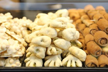 Bir grup çeşit kurabiye. Çikolata parçacıklı, yulaflı, kuru üzümlü, beyaz çikolatalı.