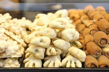 Bir grup çeşit kurabiye. Çikolata parçacıklı, yulaflı, kuru üzümlü, beyaz çikolatalı.