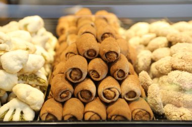 Bir grup çeşit kurabiye. Çikolata parçacıklı, yulaflı, kuru üzümlü, beyaz çikolatalı.