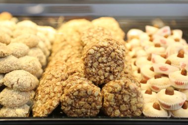 Bir grup çeşit kurabiye. Çikolata parçacıklı, yulaflı, kuru üzümlü, beyaz çikolatalı.