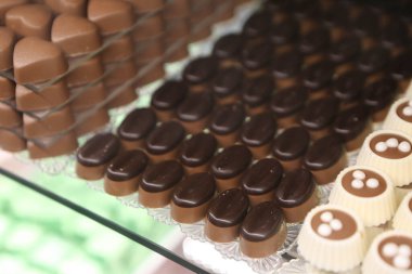 bir sürü değişik çikolatalı pralin