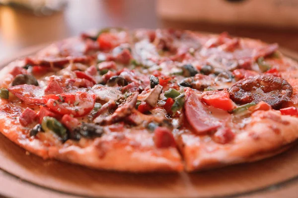 Lezzetli karışık İtalyan pizzası.