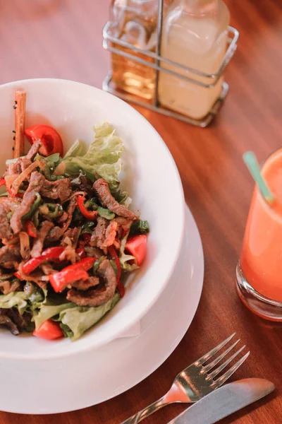 Taze salata tabağı ile karışık yeşillik