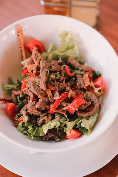 Taze salata tabağı ile karışık yeşillik