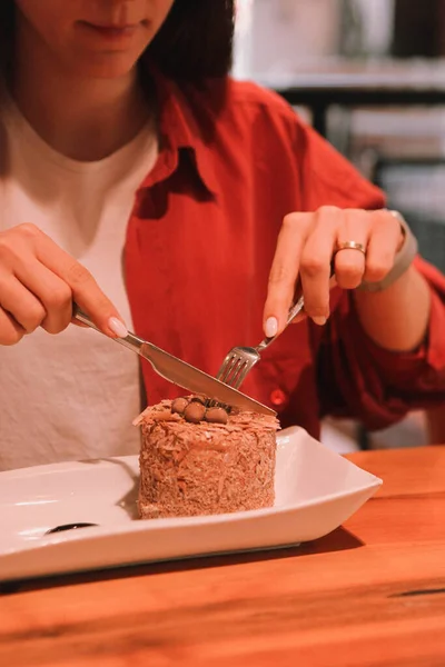 Tabuleiro Com Delicioso Bolo Mesa — Fotografia de Stock