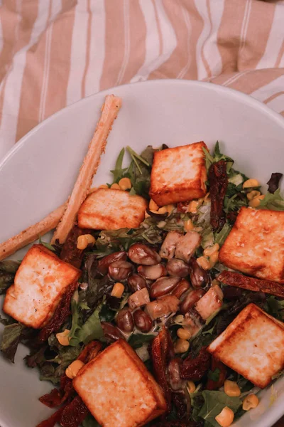 Ensalada Saludable Con Nuez Queso Bowl —  Fotos de Stock