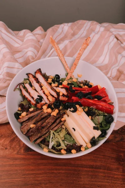 Insalata Sana Con Noce Formaggio Nella Ciotola — Foto Stock