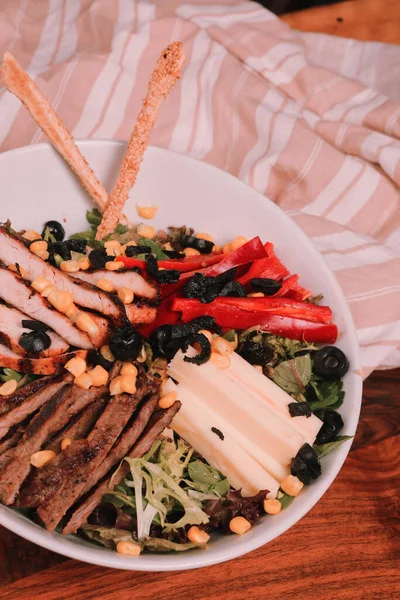 Insalata Sana Con Noce Formaggio Nella Ciotola — Foto Stock