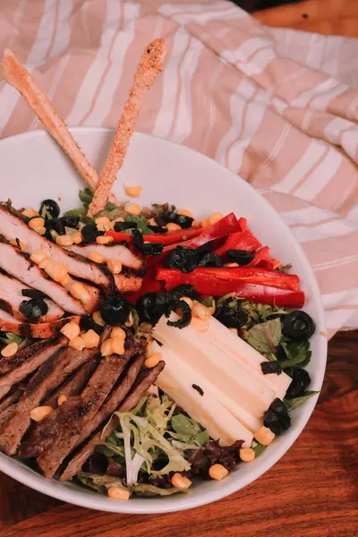 Gesunder Salat Mit Walnüssen Und Käse Der Schüssel — Stockfoto