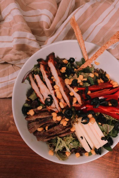 Insalata Sana Con Noce Formaggio Nella Ciotola — Foto Stock