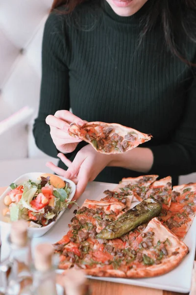 Geleneksel Türkçe fırında pide. Türk pizzası, Orta Doğu aperatifleri. Türk mutfağı. Et ile doldurulmuş çam
