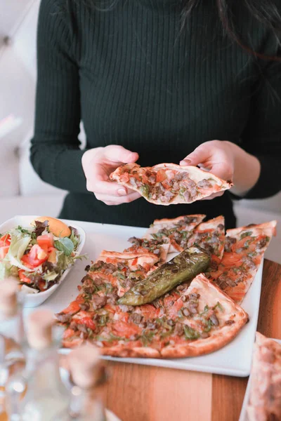 Geleneksel Türkçe fırında pide. Türk pizzası, Orta Doğu aperatifleri. Türk mutfağı. Et ile doldurulmuş çam