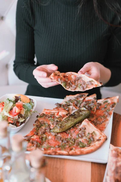 Geleneksel Türkçe fırında pide. Türk pizzası, Orta Doğu aperatifleri. Türk mutfağı. Et ile doldurulmuş çam