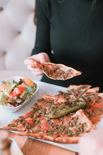 Geleneksel Türkçe fırında pide. Türk pizzası, Orta Doğu aperatifleri. Türk mutfağı. Et ile doldurulmuş çam