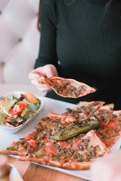 Geleneksel Türkçe fırında pide. Türk pizzası, Orta Doğu aperatifleri. Türk mutfağı. Et ile doldurulmuş çam